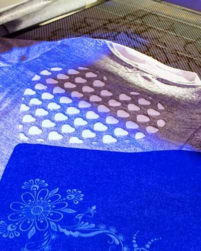 Camiseta con motivo calado con laser cnc