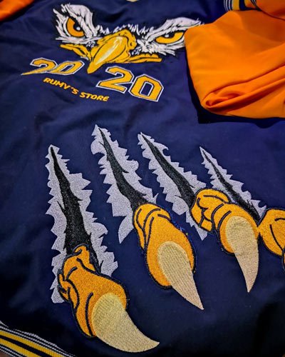 Bordado de gran tamaño en tela sintetica