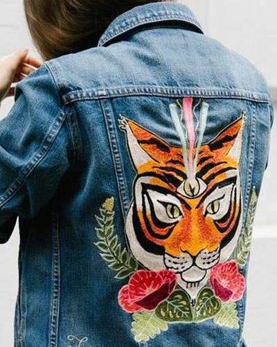 Bordado en chaqueta de jean