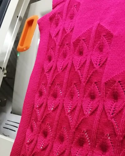 Pieza tejida con transferencias en galga media gg10-gg8-gg7