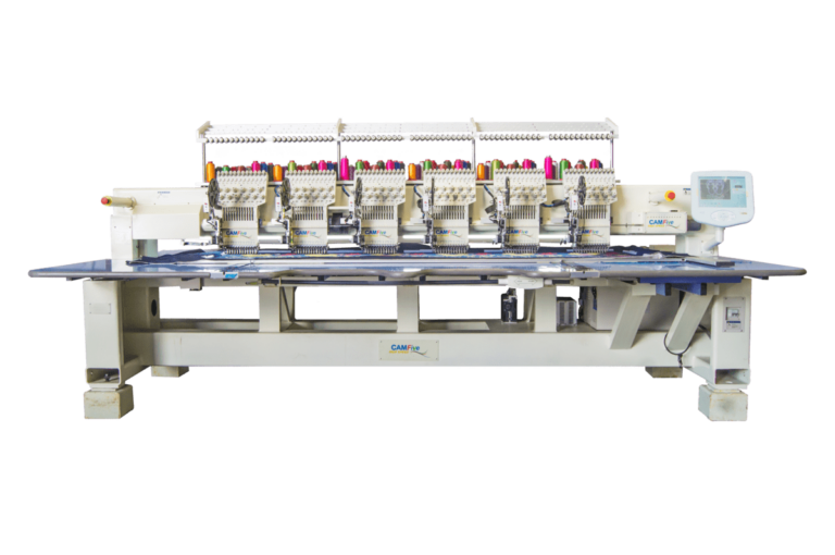 Bordadora plana CAMFive trabajando sobre lienzos, con panel táctil y accesorio de lentejuela visible.