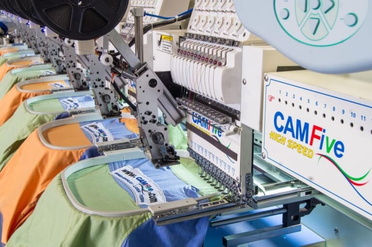Bordadora tubular CAMFive con sistema de lentejuela, ideal para bordado decorativo en prendas cilíndricas como gorras y sudaderas.