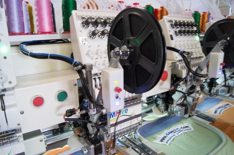 Bordadora tubular CAMFive con accesorio de lentejuela, ideal para bordados personalizados y decorativos sobre gorras, sudaderas y más.