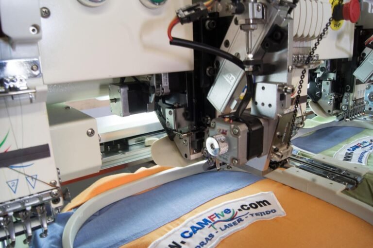 Bordadora tubular CAMFive bordando diseño personalizado sobre una camisa de tela.