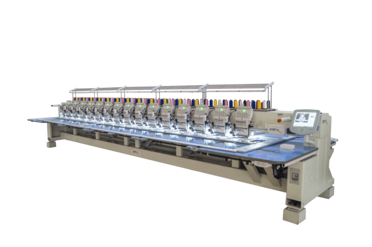 Bordadora plana CAMFive realizando bordado sobre tela, ideal para producción textil profesional y personalizada.