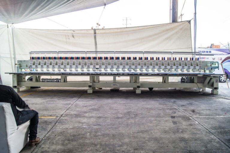 Bordadora plana CAMFive para producción textil, ideal para bordar logos, diseños y patrones en tela.