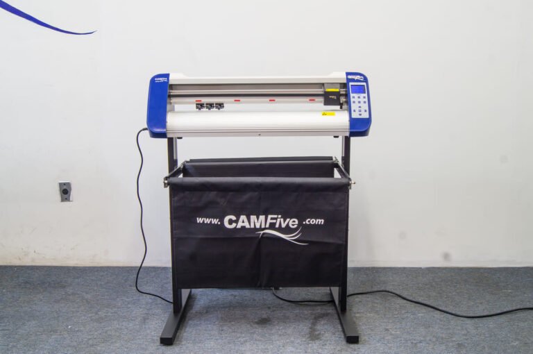 Plotter de corte CAMFive en operación, ideal para cortar vinil, papel adhesivo, cartulina y materiales publicitarios.