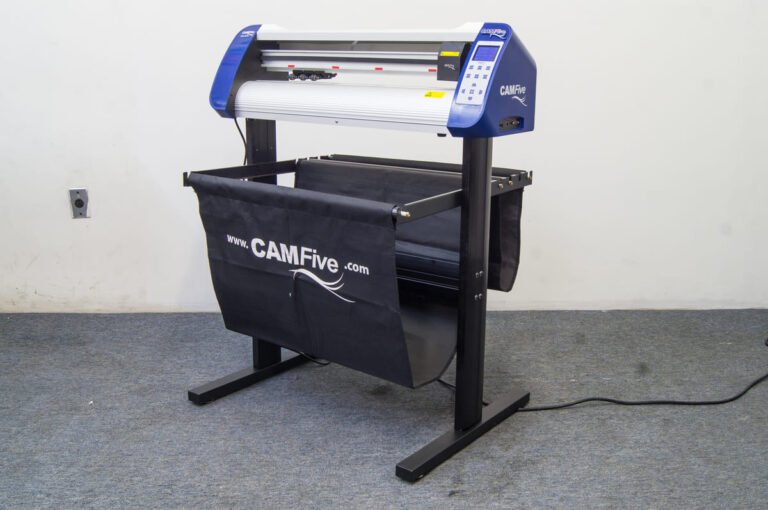 Plotter de corte CAMFive en operación, ideal para cortar vinil, papel adhesivo, cartulina y materiales publicitarios.