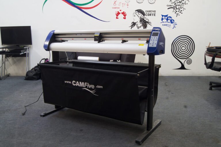 Plotter de corte CAMFive con estructura profesional, ideal para cortar vinil, etiquetas, stencil y materiales adhesivos.