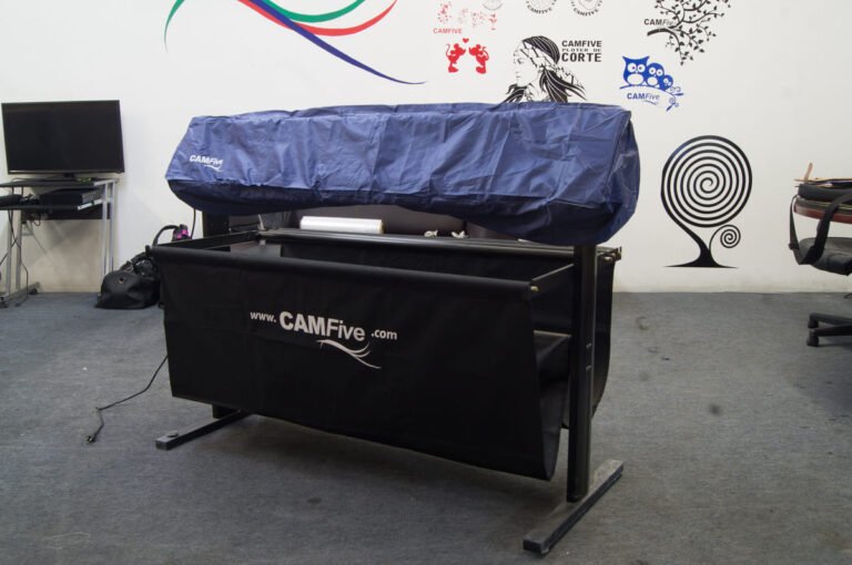 Plotter de corte CAMFive con estructura profesional, ideal para cortar vinil, etiquetas, stencil y materiales adhesivos.