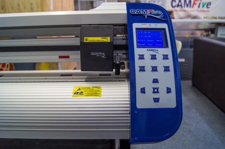 Panel de control del plotter de corte CAMFive con botones, pantalla digital y controles de operación.