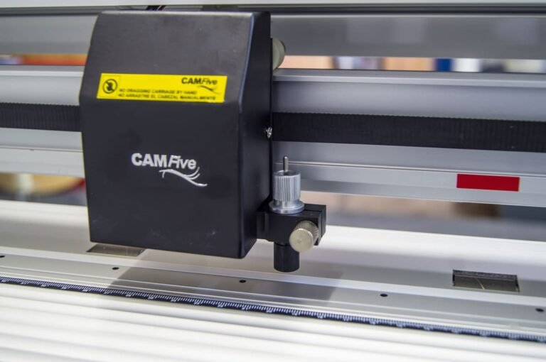 Cabezal de plotter de corte CAMFive en primer plano, diseñado para cortes precisos en vinil, papel y materiales delgados.