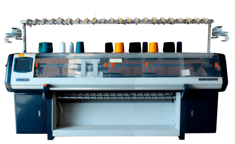 Tejedora industrial CAMFive de 3 sistemas para diseño y tejido automático de prendas de punto como suéteres, bufandas y gorros.