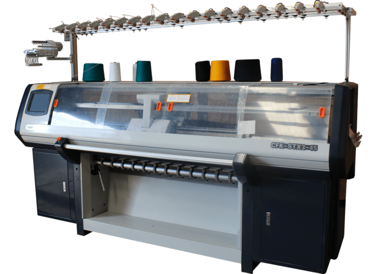 Tejedora industrial CAMFive de 3 sistemas para diseño y tejido automático de prendas de punto como suéteres, bufandas y gorros.