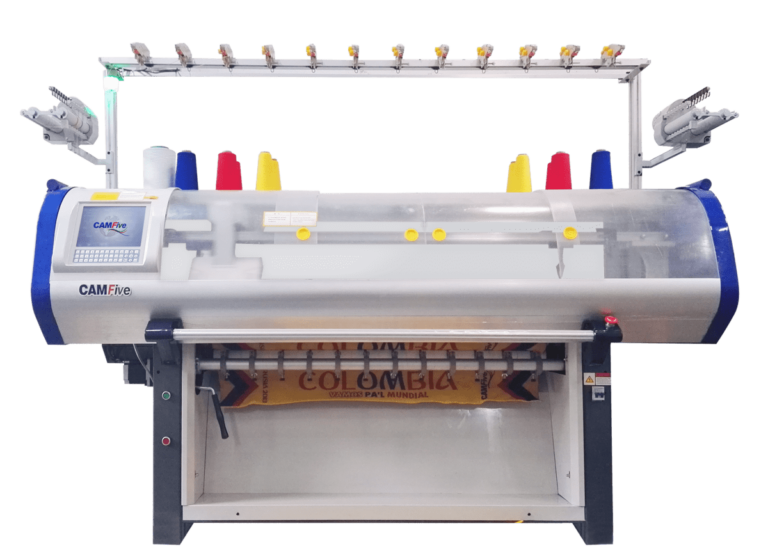 Tejedora industrial CAMFive de 1 sistema en operación, tejiendo cuellos con precisión y acabado profesional.