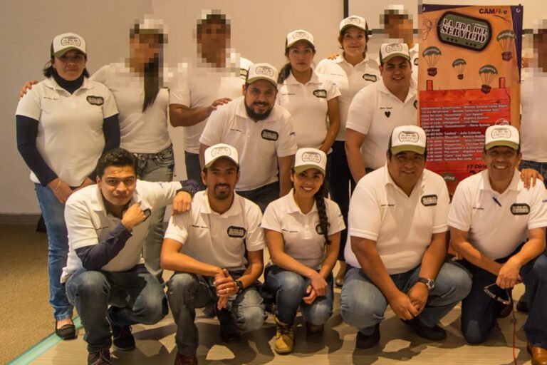 Personal de CAMFive durante evento de exhibición de maquinaria y soluciones tecnológicas, atendiendo al público. Personal de CAMFive durante evento de exhibición de maquinaria y soluciones tecnológicas, atendiendo al público.