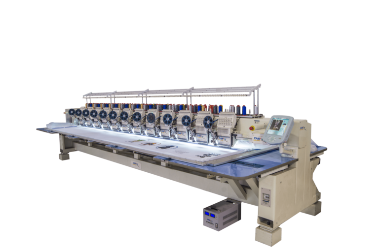 Bordadora plana CAMFive trabajando sobre lienzos, con panel táctil y accesorio de lentejuela visible.